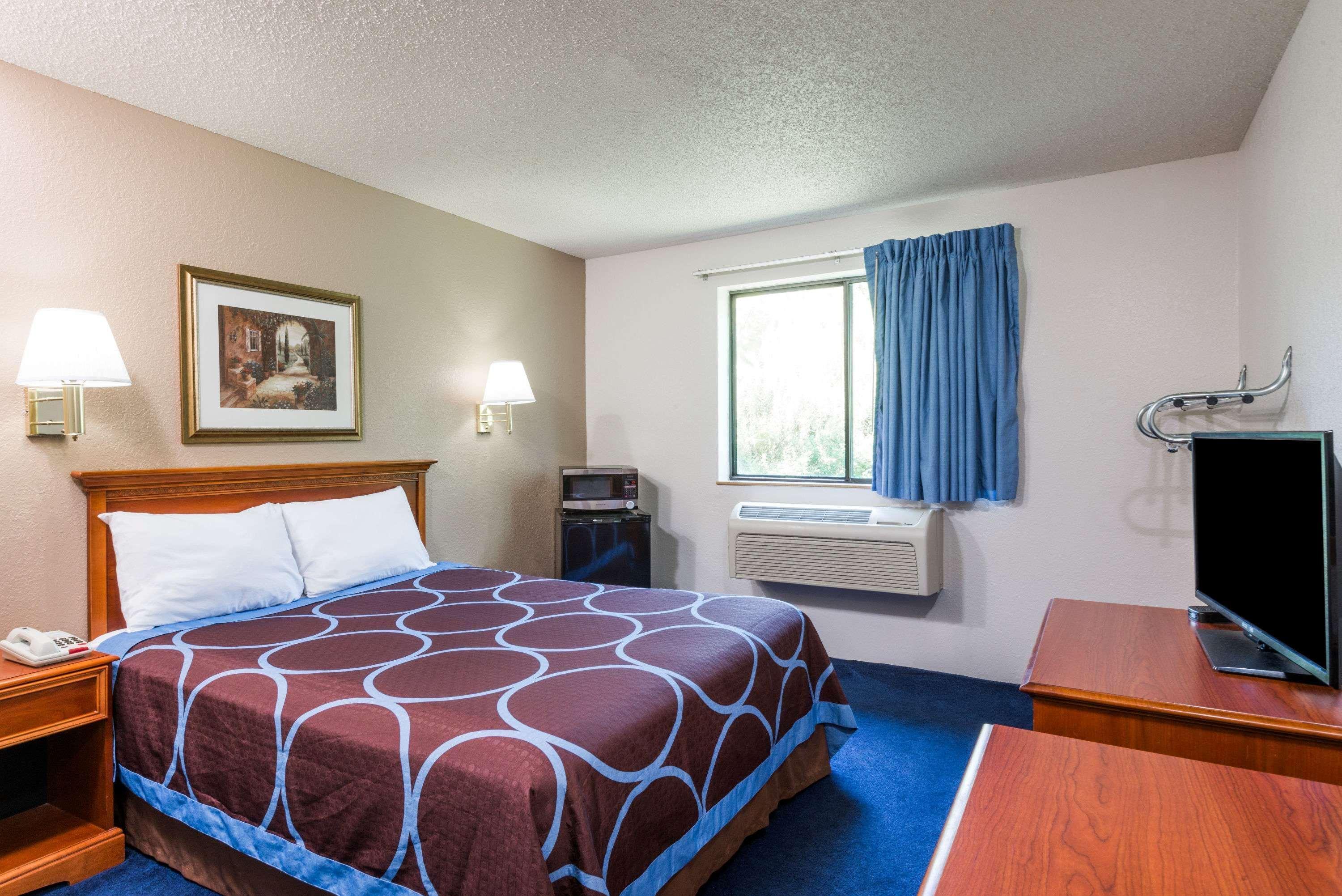 Super 8 By Wyndham Delmont Hotel Exterior photo