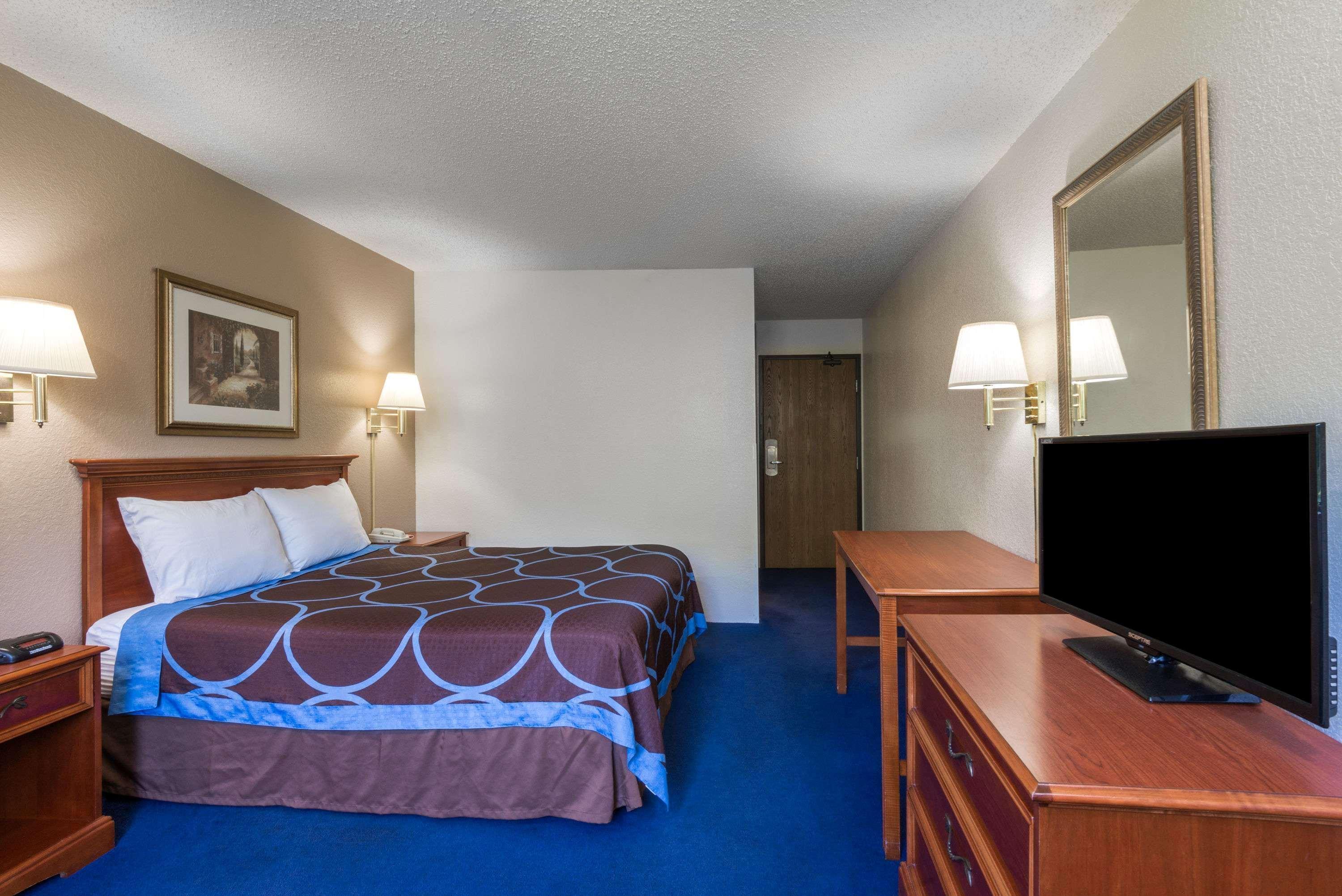 Super 8 By Wyndham Delmont Hotel Exterior photo