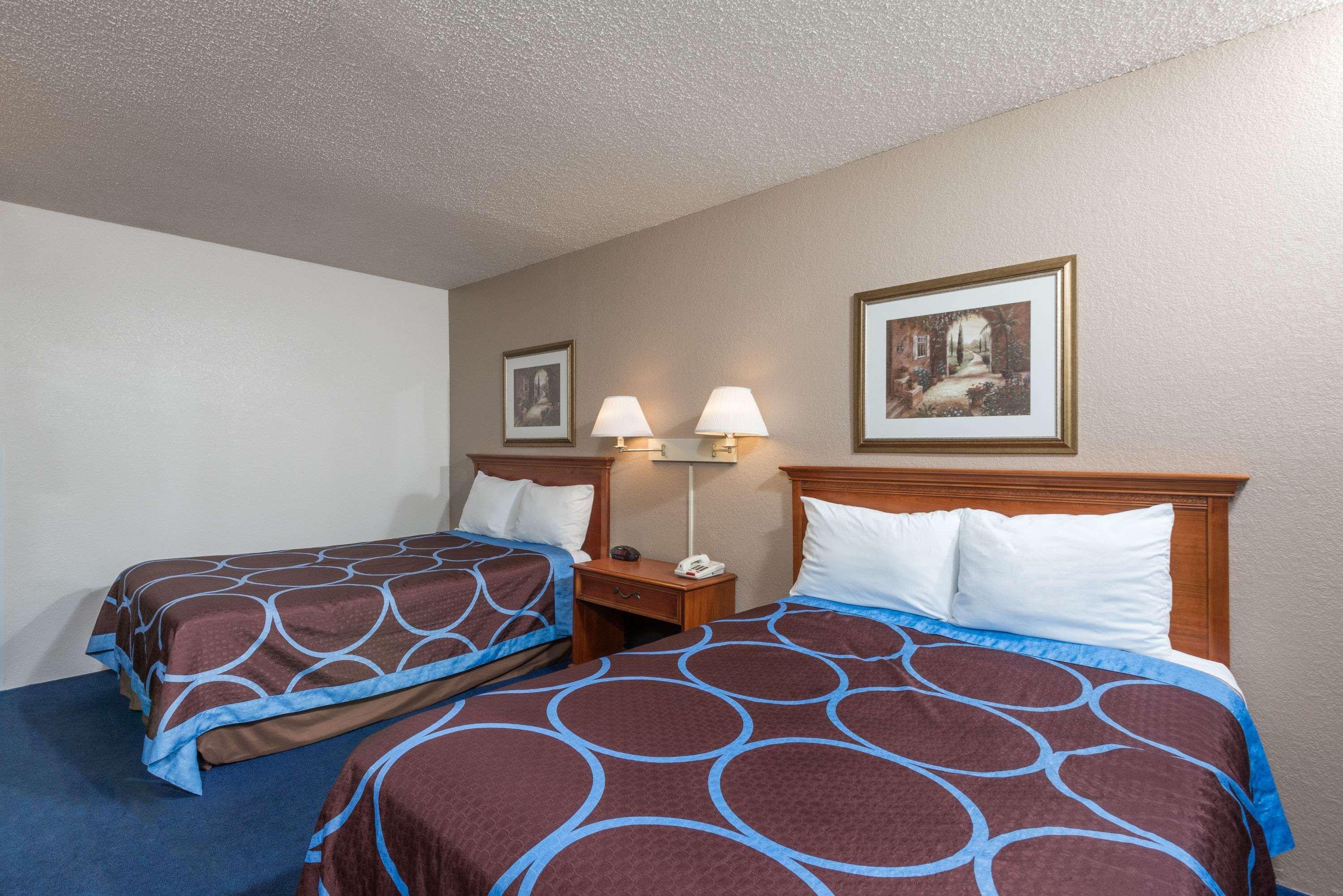 Super 8 By Wyndham Delmont Hotel Exterior photo