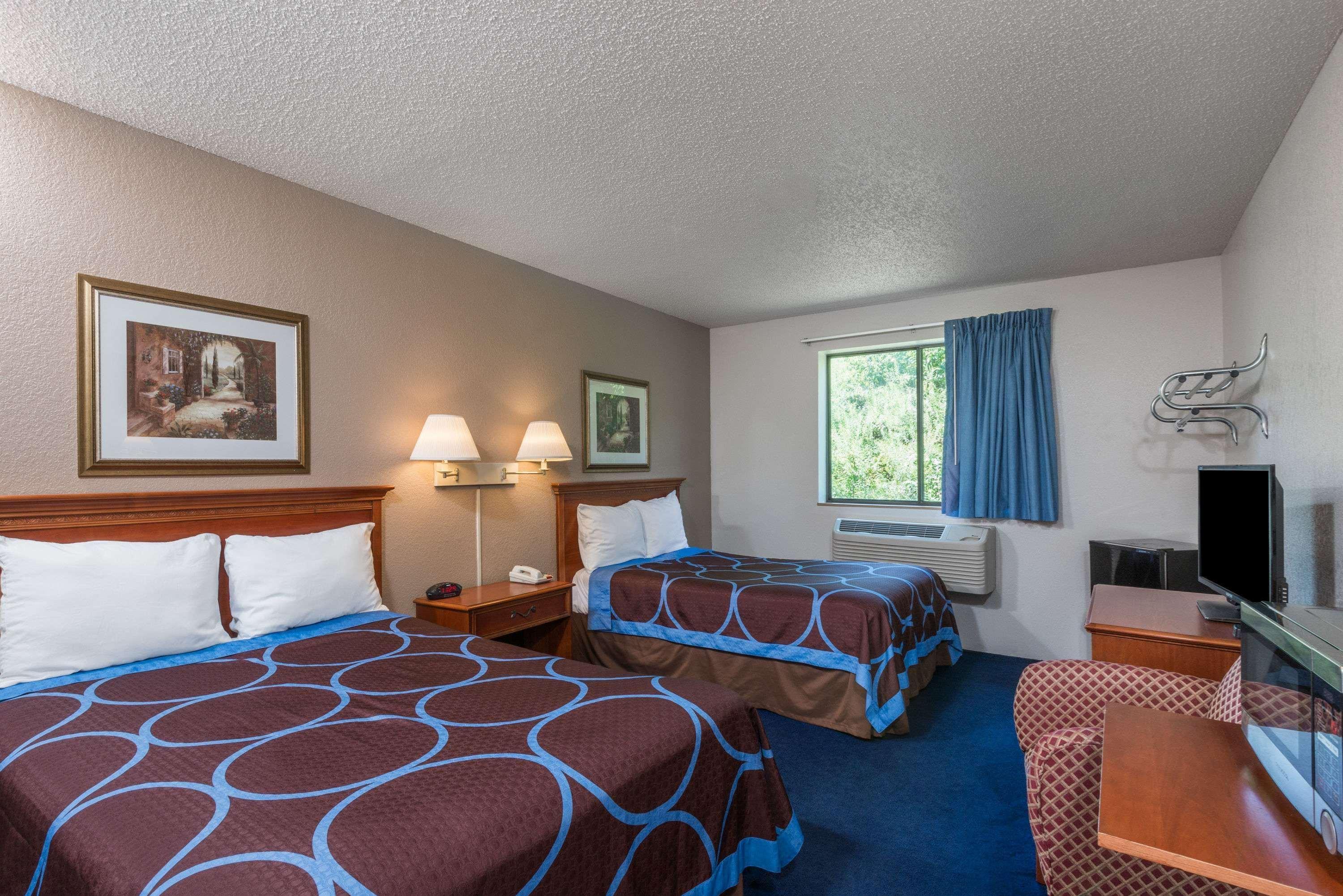 Super 8 By Wyndham Delmont Hotel Exterior photo