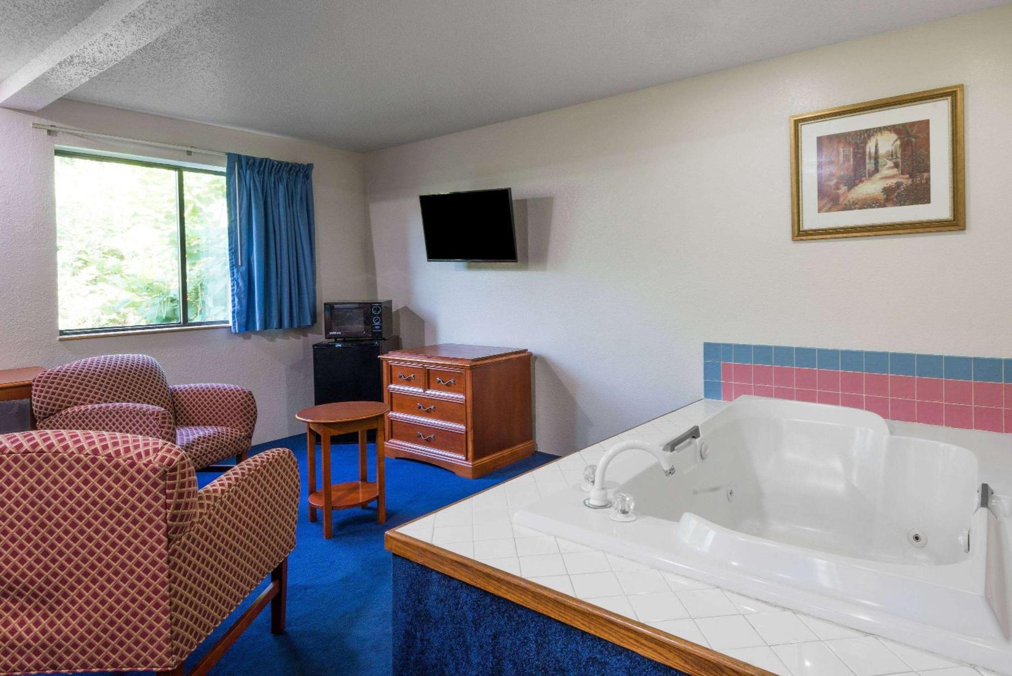 Super 8 By Wyndham Delmont Hotel Exterior photo
