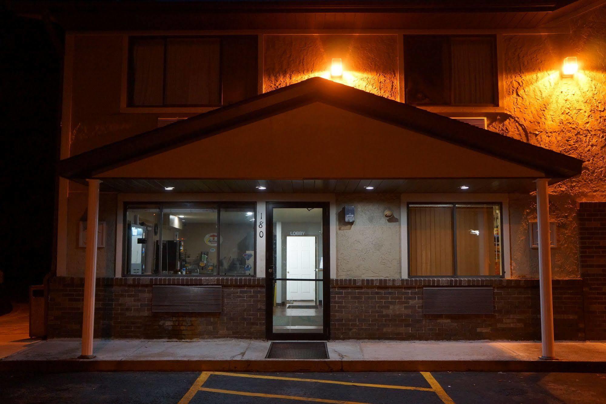 Super 8 By Wyndham Delmont Hotel Exterior photo